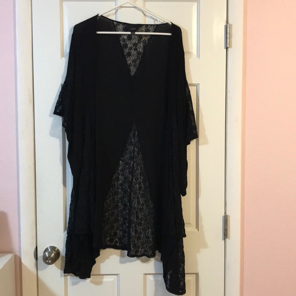 Black floral lace Lumiere kimono